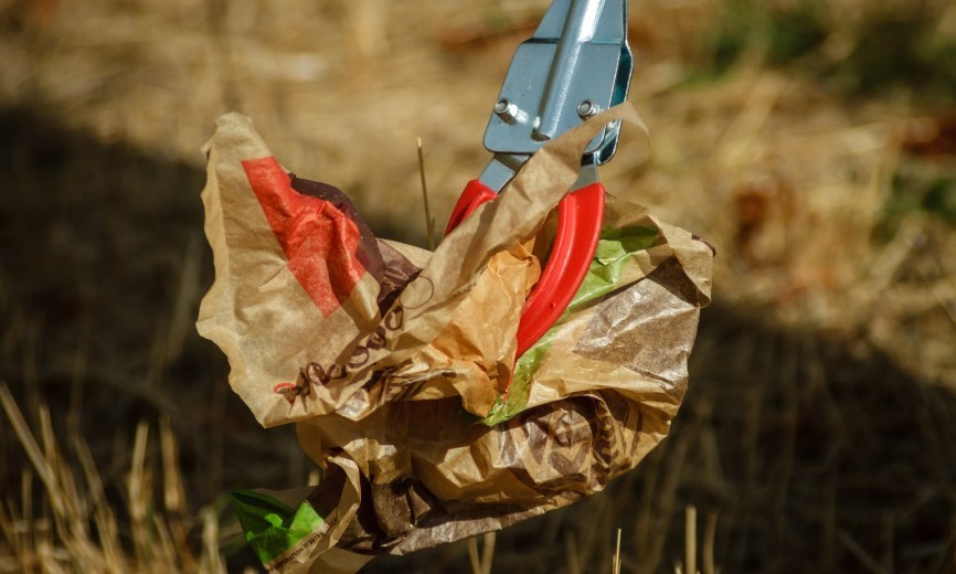 Müll mit Zange einsammeln